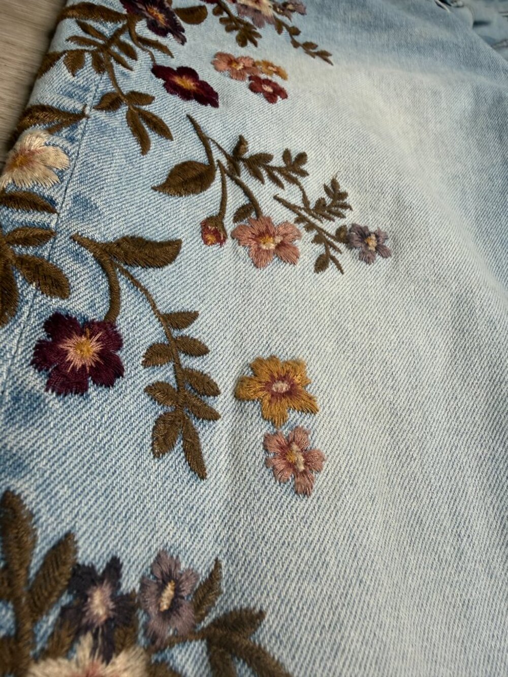 Driftwood Farrah Floral Embroidered Flare Jeans Light Wash 28 - Picture 3 of 6
